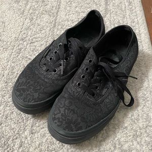 Black pattern vans size 5 men’s (6.5 women’s)
